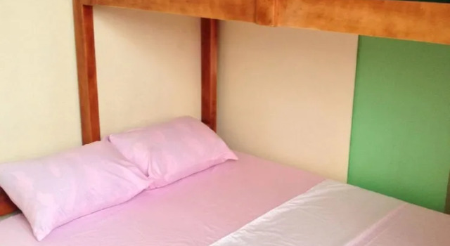 Кровать в общем номере Friendly's Guesthouse Hotel