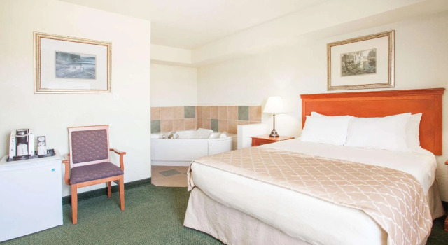 Люкс Deluxe Super 8 by Wyndham Swan River MB