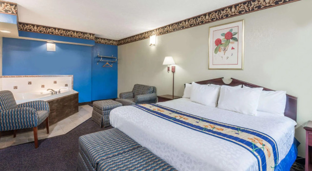 Люкс Deluxe Days Inn & Suites by Wyndham Youngstown / Girard Ohio