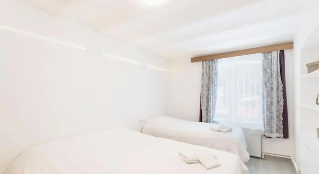 Beautiful 2BR House w/AC 400meters Taksim Square, Varaa Hotelli Hotellit Marmara-alue pysäköinnillä, Pysäköinti