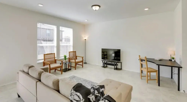 Коттедж Manor Vacation Rental w/ Yard: 17 Mi to Austin!