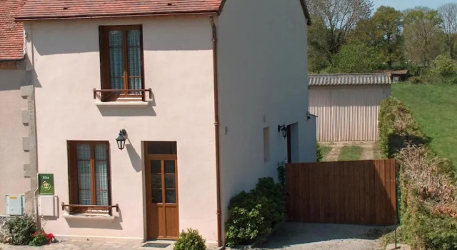Gîte charmant avec piscine, 2 chambres, proche randonnées et loisirs à Target - FR-1-489-273, Buchen Sie Hotel Target Allier