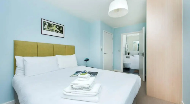 Stylish & Bright 3BR Apartment With Terrace, Varaa Huoneisto Asunnot kohteessa Merseyside, Huoneisto