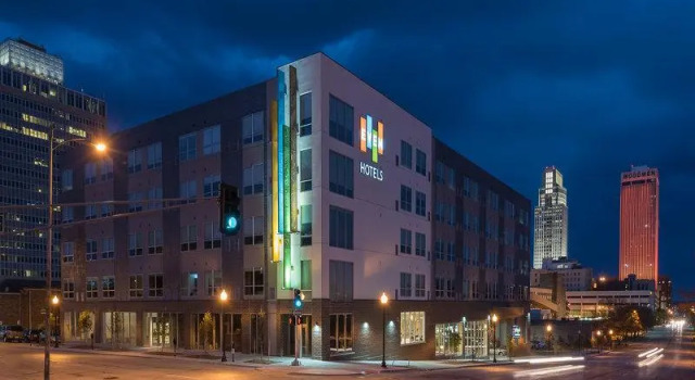 Кровать в общем номере EVEN Hotel Omaha Downtown - Old Market by IHG
