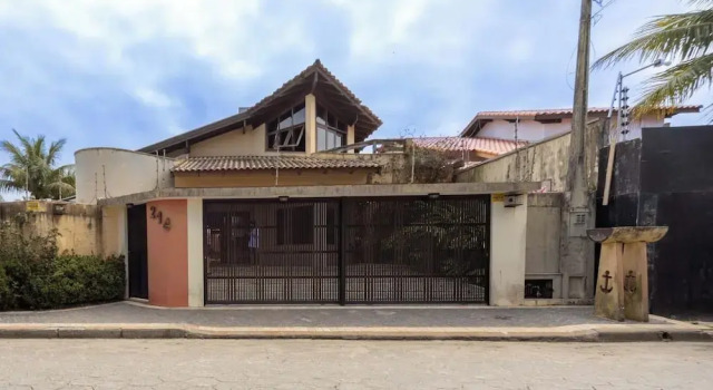 Casa com rea Gourmet e Quintal a 200 m da Praia