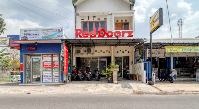 RedDoorz Hostel near Terminal Condongcatur Jogja, Book Hostel Hotels in Yogyakarta Province with Parking, Parking