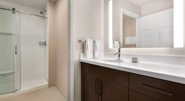 Люкс c 1 комнатой Courtyard by Marriott Sacramento Folsom