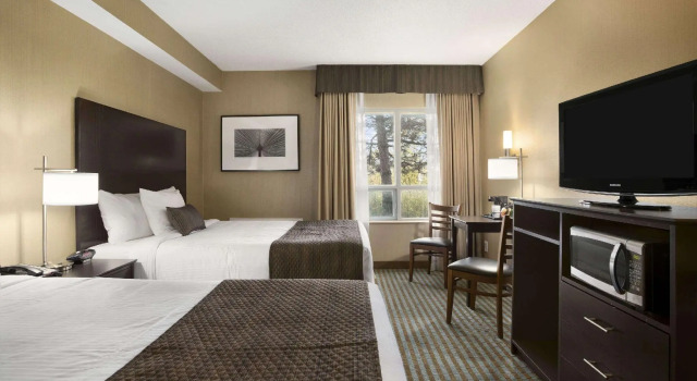 Четырёхместный номер Standard Days Inn by Wyndham Stouffville