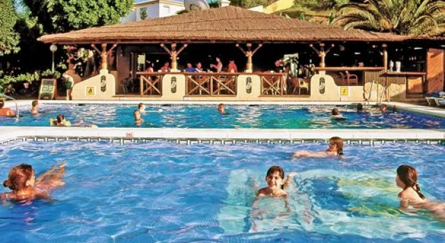 Ramada Hotel and Suites Marina Park, Málaga, Spain, Забронировать Отель Отели Фуэнхирола с бассейном, рядом с Playa del Charcón, Бассейн