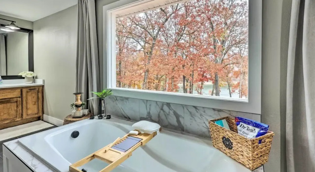 Коттедж Lakefront Rogers Getaway w/ Hot Tub & Deck!