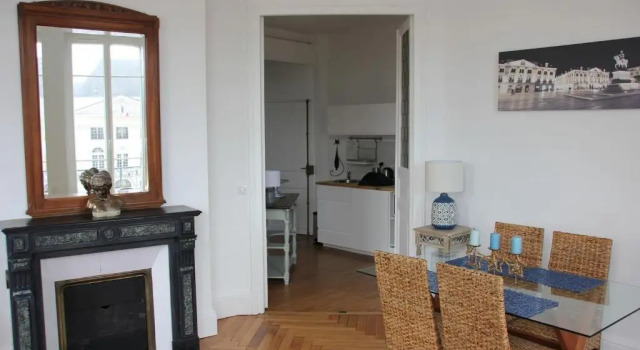 Апартаменты Appartement F3 au balcon de la Place du Martroi