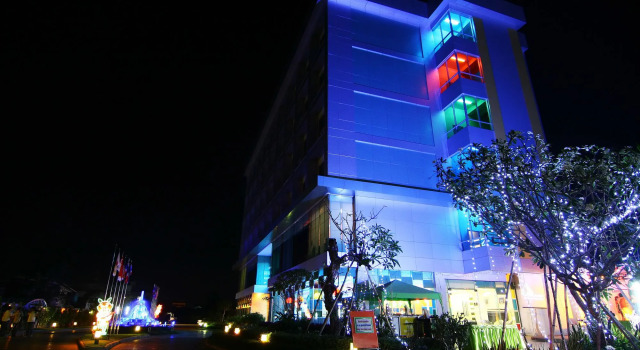 V-One Hotel Korat, Varaa Hotelli Hotellit North-Eastern Thailand pysäköinnillä, Pysäköinti