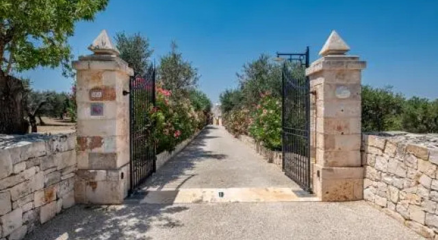 Trulli Oasi Fiorita - Exclusive Apulian Holidays, Забронировать Отель Отели Кастеллана-Гротте с бассейном, Бассейн