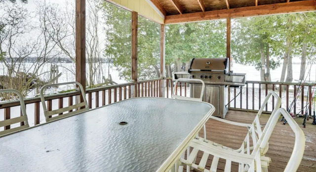 Waterfront North Hero Home w/ Screened Porch, Book Feriehus North Hero Lake Champlain