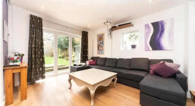 Detached home Quiet location Beautiful Garden Near Legoland Windsor Heathrow, Book Hotel Maidenhead Berkshire