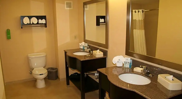 Четырёхместный люкс c 1 комнатой Hampton Inn Oakland-Hayward
