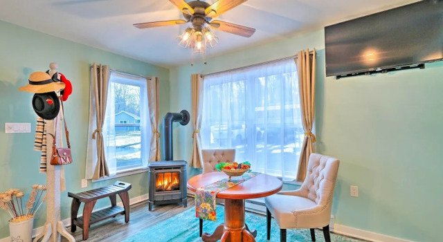 Unwind Fireside! Poconos Cottage 12 Mi to Slopes, Prenota Casa vacanze Brodheadsville Stati Uniti