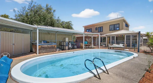 Апартаменты Coastal 2-bed Home With Pool & Spa