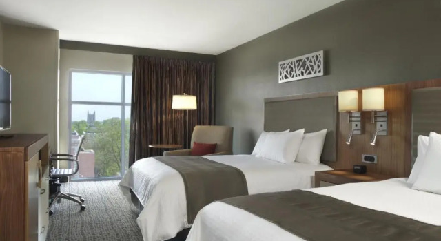 Четырёхместный номер Standard с видом на город The Broadway Columbia - a DoubleTree by Hilton Hotel