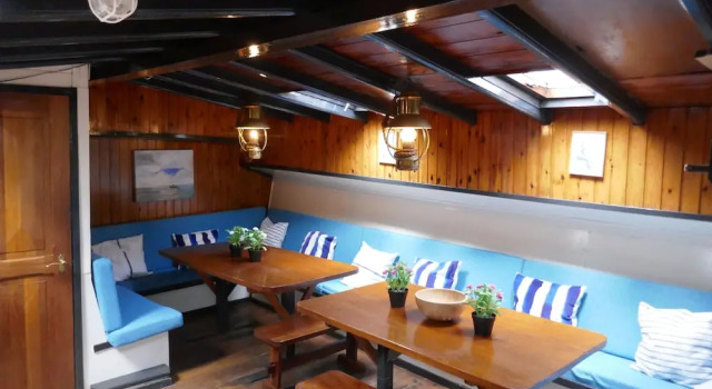 Кровать в общем номере с 6 комнатами с видом на гавань Boat apartment Rotterdam Fokkelina