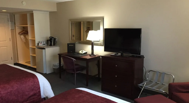 Четырёхместный номер Standard Lakeland Inn Hotel