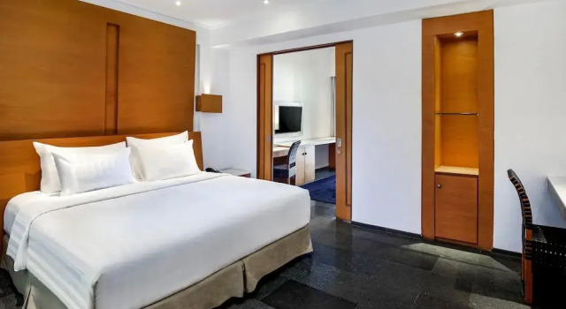 Полулюкс с балконом Novotel Palembang