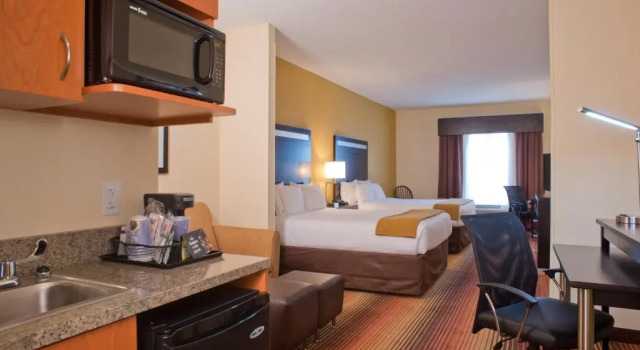 Четырёхместный номер Standard Holiday Inn Express Hotel & Suites Prattville South by IHG