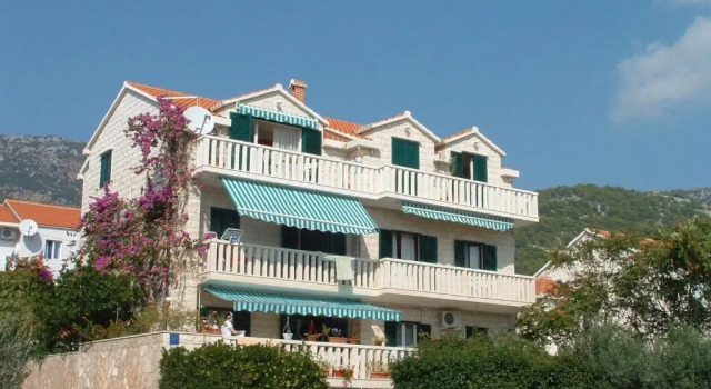 Apartments and rooms Mate1-near sea