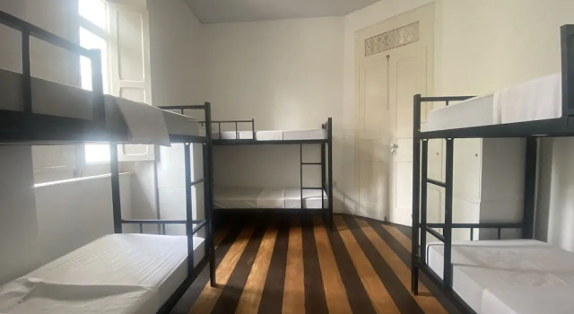 Кровать в общем номере (женский номер) с видом на внутренний двор Odara Hostel