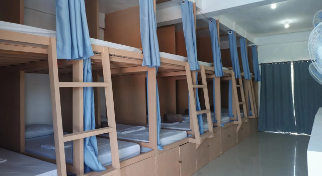 Кровать в общем номере Malapascua Budget Inn MBI DIVE CENTER