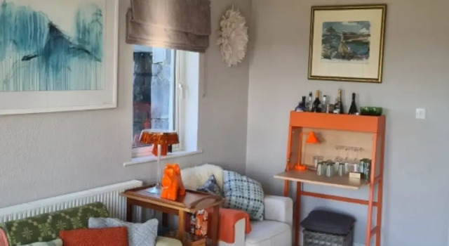 Апартаменты Detached Cottage Overlooking Lake in Connemara