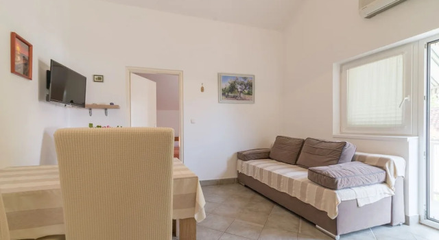 Room in Apartment - Great Location Just a Short Walk From the Beach and Downtown Biograd - 4 Guests!, Забронировать Апартаменты/квартира Отели Биоград-на-Мору с парковкой, рядом с Частный Пляж «Кемп Сенди», Парковка
