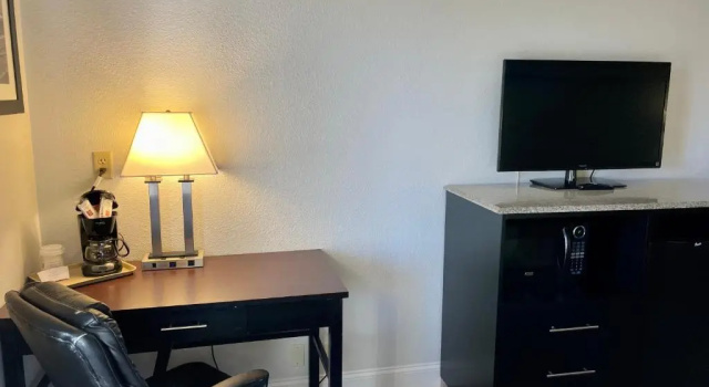 Семейный номер Standard Days Inn & Suites by Wyndham Lakeland