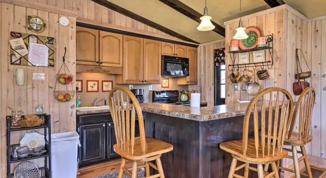 Коттедж Cozy Caymus Cabin ~ 3 Miles to Callaway Gardens!