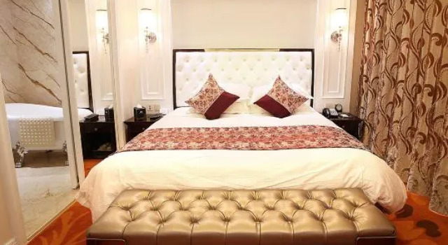 Deluxe Suite Modern Square Hotel