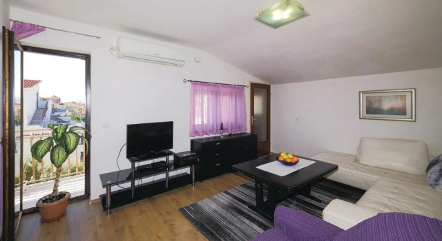 Awesome Home in Kastel Kambelovac With Wifi and 3 Bedrooms, Rezerwuj Hotel Hotele w Split-Dalmatia County z parkingiem, Parking