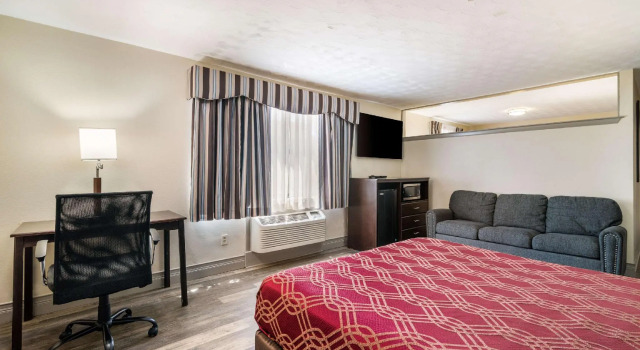 Четырёхместный люкс Howard Johnson by Wyndham Malden Boston Area