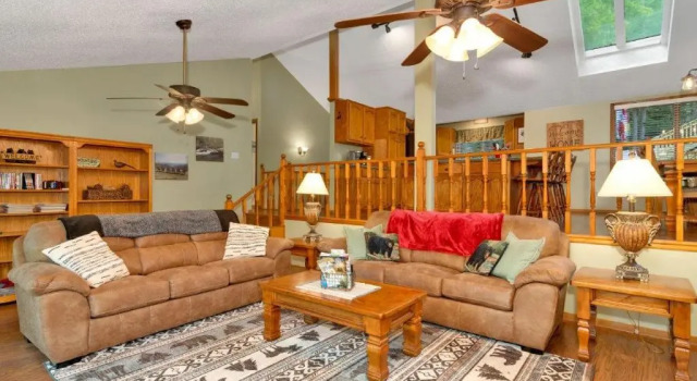 Creekside Falls Cabin - 3 bedroom /3 bathroom /2 family rooms / hot tub / wifi