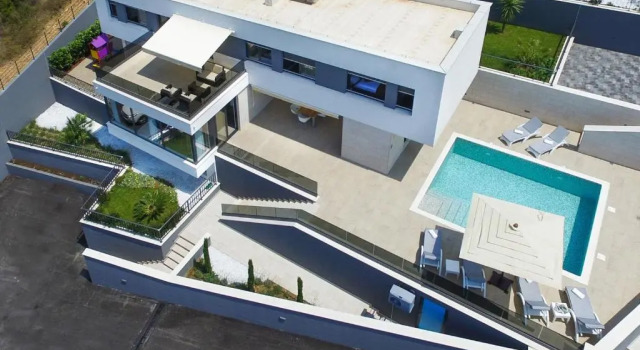 Вилла Luxury, seafront Villa Petra with heated pool only 50m from beach
