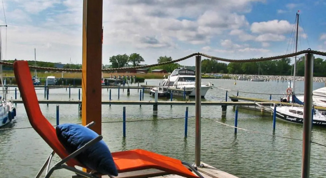 Neu renoviertes schwimmendes Ferienhaus Fischland in Barth, Забронировать Отель Барт Barther Bodden