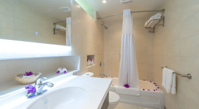 Четырёхместный номер Standard с видом на бассейн Mount Irvine Bay Resort