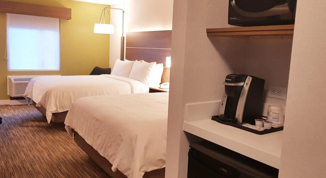 Четырёхместный номер Standard Holiday Inn Express and Suites Surrey by IHG