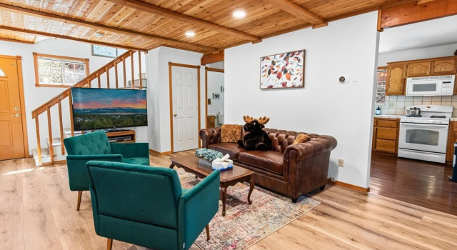 Sugarpaw Cottage - Very Private Cabin Nestled Amongst Towering Pines In This Cozy Mountain Home! 3 Bedroom Cabin