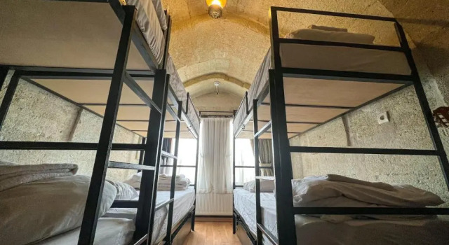 Кровать в общем номере Nomads Cave Hotel & Rooftop