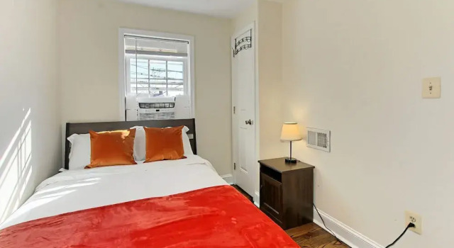 Beautiful 3br/2ba Colonial House | CozySuites, Забронировать Отель Александрия Washington DC Metropolitan area, рядом с Old Presbyterian Meeting House