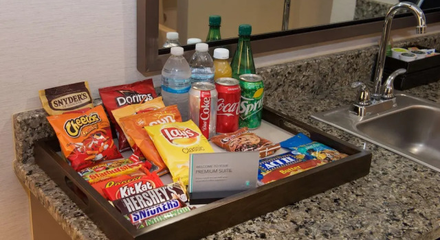 Двухместный люкс с балконом Embassy Suites by Hilton Cincinnati Northeast - Blue Ash
