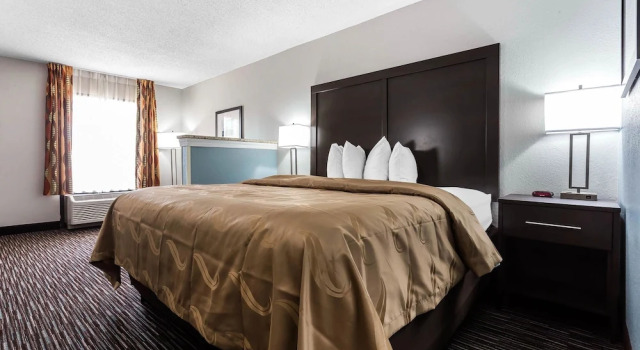 Двухместный люкс с балконом Quality Inn & Suites Mooresville-Lake Norman