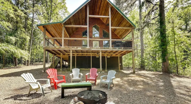 Pet-Friendly Broken Bow Cabin with Fire Pit, Prenota Casa vacanze Ville a Oklahoma, Villa