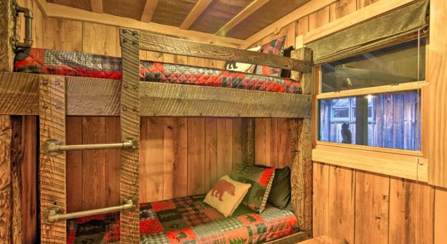 Couples Treehouse Retreat w/ Hot Tub & Views, Забронировать Отель Отели Бревэрд 3 звезды, 3*