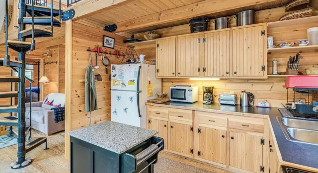 Коттедж Lamoine Cabin w/ Deck ~ 16 Mi to Acadia Natl Park